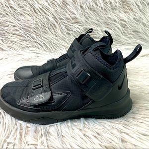 Nike Lebron Soldier 13 triple black basketball sneakers, boys youth Sz 6Y